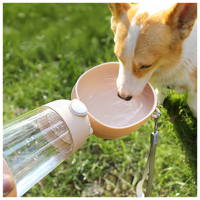 The i-Pets Pet Water Bottle PT-210 is a practical and portable solution designed to help keep your pet hydrated during walks, travel, and outdoor activities.